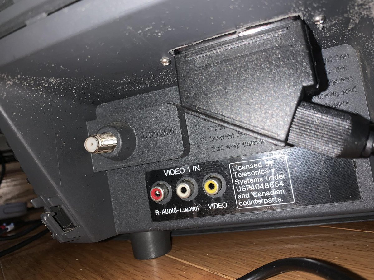 CRTthoughts's tweet image. Old photos of an RGB mod I did on a Sony Trinitron KV-20S42: