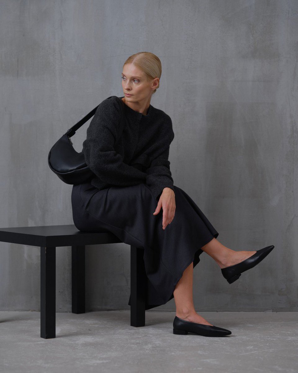 Коли прийшла з роботи і сидиш собі у коридорі в телефоні