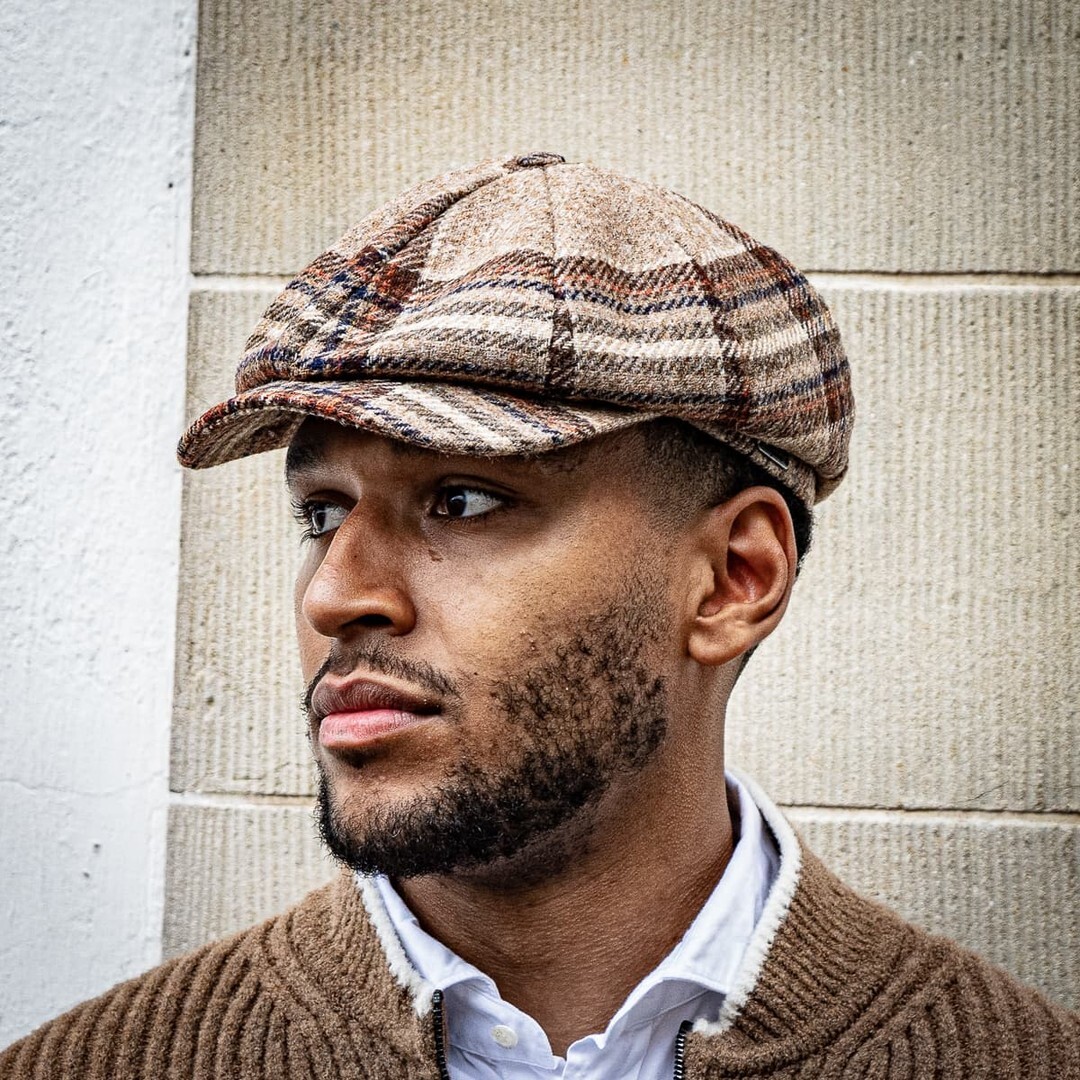 Ein Hauch 1920s – neu interpretiert.
Die Newsboy Classic Cap von Wigens kommt hier in einem warmen Beige-Melange, durchzogen von feinem Tartan-Muster, das dem Look Tiefe und Charakter verleiht. Der weiche Wollstoff und die klassische, achtteilige Form ma… instagr.am/p/DRmyez4FkMy/