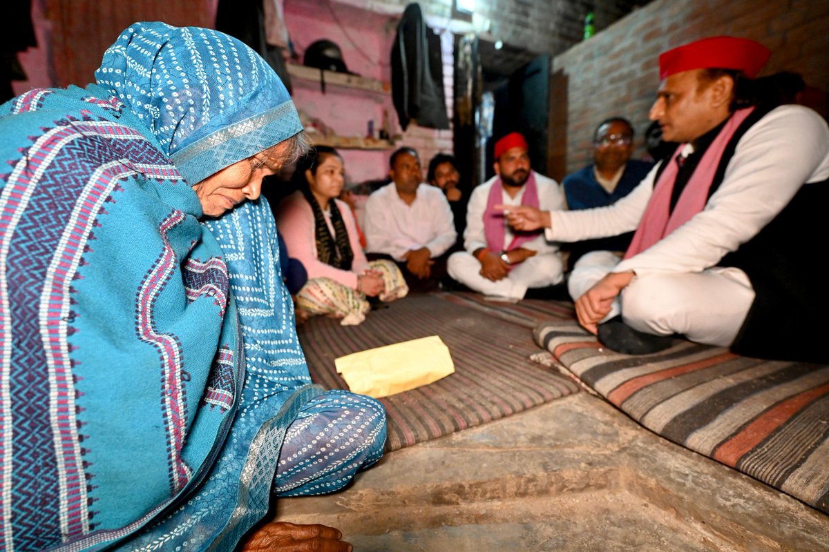 samajwadiparty's tweet image. माननीय राष्ट्रीय अध्यक्ष श्री अखिलेश यादव जी ने फतेहपुर के बिंदकी के खजुआ कस्बे में बीएलओ श्री सुधीर कुमार कोरी के सरकार द्वारा SIR कार्य के दबाव के कारण आत्महत्या किए जाने के मामले में मृतक के परिजनों से भेंट की एवं शोक संवेदना प्रकट कर 2 लाख रुपयों की आर्थिक सहायता प्रदान की।…