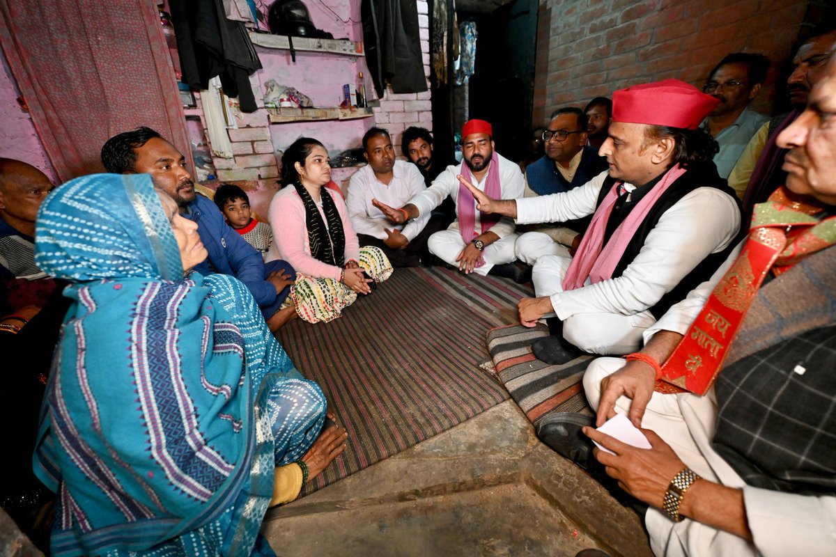 samajwadiparty's tweet image. माननीय राष्ट्रीय अध्यक्ष श्री अखिलेश यादव जी ने फतेहपुर के बिंदकी के खजुआ कस्बे में बीएलओ श्री सुधीर कुमार कोरी के सरकार द्वारा SIR कार्य के दबाव के कारण आत्महत्या किए जाने के मामले में मृतक के परिजनों से भेंट की एवं शोक संवेदना प्रकट कर 2 लाख रुपयों की आर्थिक सहायता प्रदान की।…