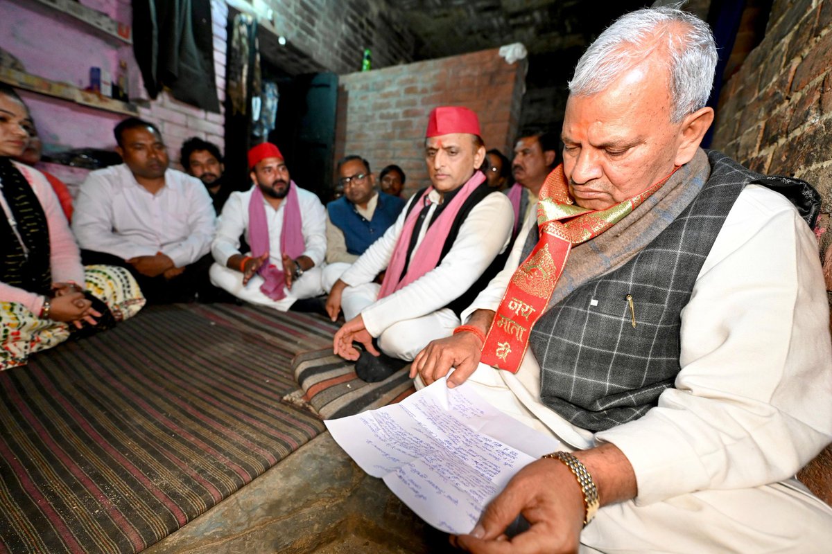 samajwadiparty's tweet image. माननीय राष्ट्रीय अध्यक्ष श्री अखिलेश यादव जी ने फतेहपुर के बिंदकी के खजुआ कस्बे में बीएलओ श्री सुधीर कुमार कोरी के सरकार द्वारा SIR कार्य के दबाव के कारण आत्महत्या किए जाने के मामले में मृतक के परिजनों से भेंट की एवं शोक संवेदना प्रकट कर 2 लाख रुपयों की आर्थिक सहायता प्रदान की।…