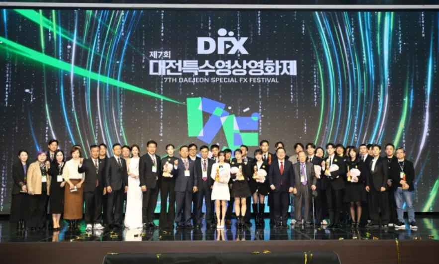 yezeeist's tweet photo. The Daejeon Special Film Festival, now in its 7th year, is the only film festival in Korea that breaks down the boundaries between various fields of video technology. Once again congrats #HanYeji for this first award! https://t.co/gWb5WPYDGw