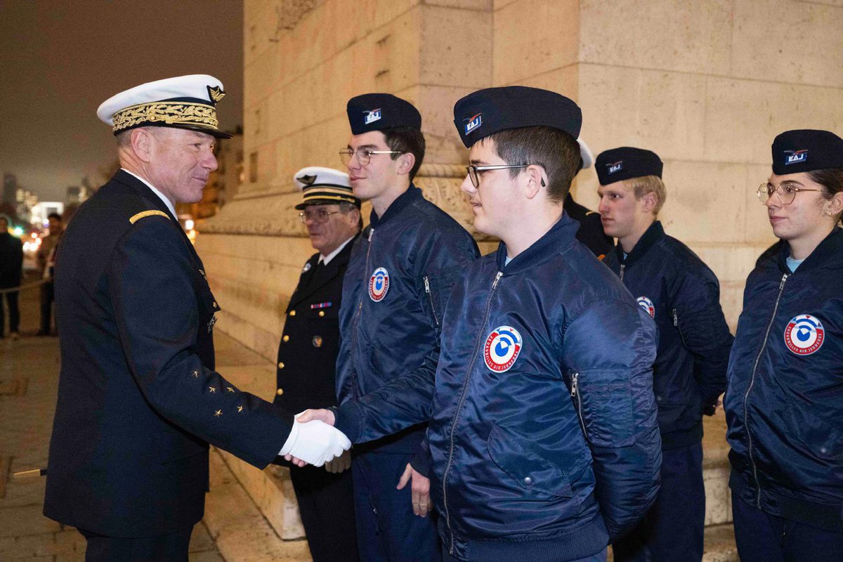 CEM_AAE's tweet image. 80 ans du transport aérien militaire : un pilier de nos opérations, partout, tout le temps. Un hommage fort et intergénérationnel sous l’Arc de Triomphe pour saluer celles et ceux qui, depuis 1945, projettent, soutiennent et secourent, partout où la nécessité les appelle.