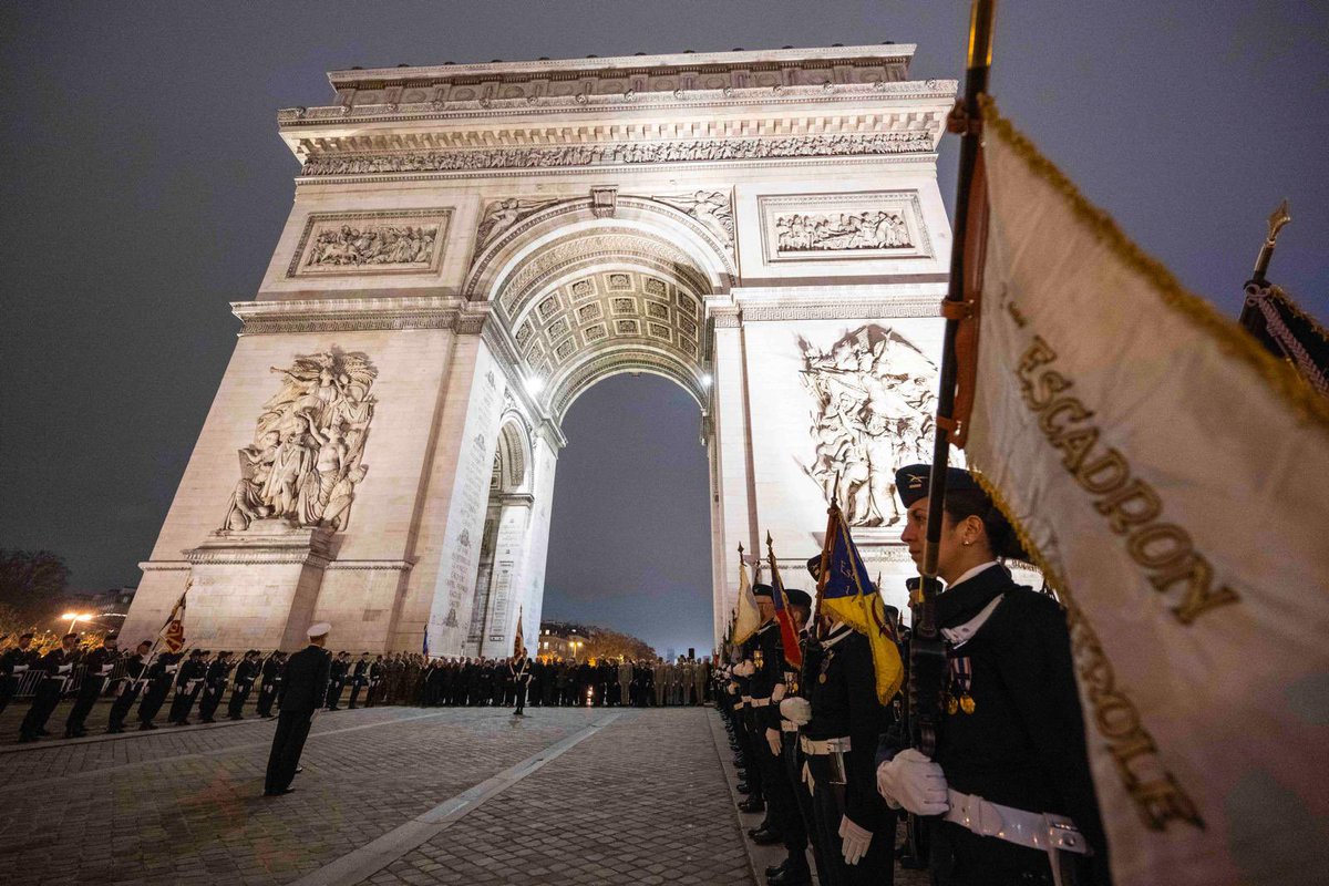 CEM_AAE's tweet image. 80 ans du transport aérien militaire : un pilier de nos opérations, partout, tout le temps. Un hommage fort et intergénérationnel sous l’Arc de Triomphe pour saluer celles et ceux qui, depuis 1945, projettent, soutiennent et secourent, partout où la nécessité les appelle.