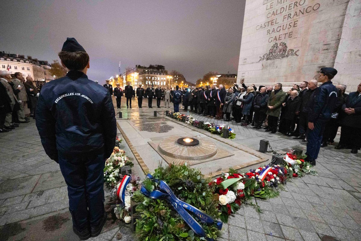 CEM_AAE's tweet image. 80 ans du transport aérien militaire : un pilier de nos opérations, partout, tout le temps. Un hommage fort et intergénérationnel sous l’Arc de Triomphe pour saluer celles et ceux qui, depuis 1945, projettent, soutiennent et secourent, partout où la nécessité les appelle.