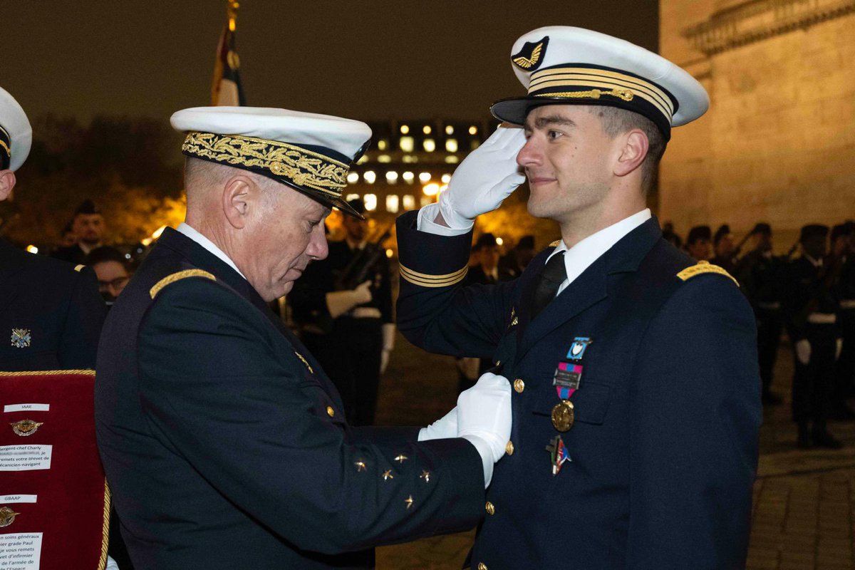 CEM_AAE's tweet image. 80 ans du transport aérien militaire : un pilier de nos opérations, partout, tout le temps. Un hommage fort et intergénérationnel sous l’Arc de Triomphe pour saluer celles et ceux qui, depuis 1945, projettent, soutiennent et secourent, partout où la nécessité les appelle.