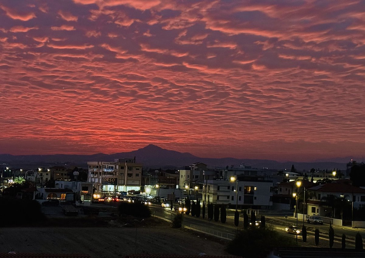 Зима приходит на Кипр. За окном, правда, прежнему +20, но зато стартанул сезон ежедневных сумасшедших закатов 😍