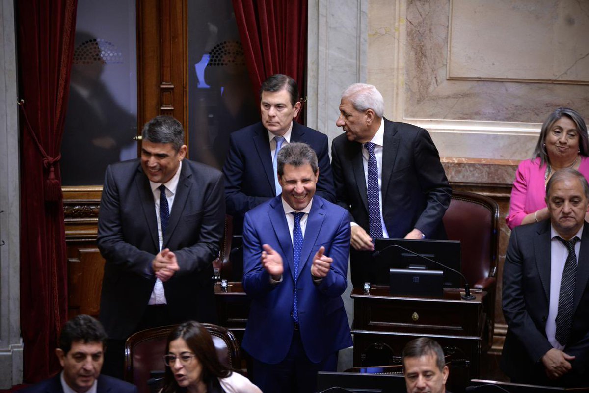 Saludo a quienes hoy asumieron sus bancas en el <a href="/SenadoArgentina/">Senado Argentina</a> . Confío en que podamos trabajar con una mirada federal y en defensa de los intereses de cada una de las provincias argentinas. 🇦🇷