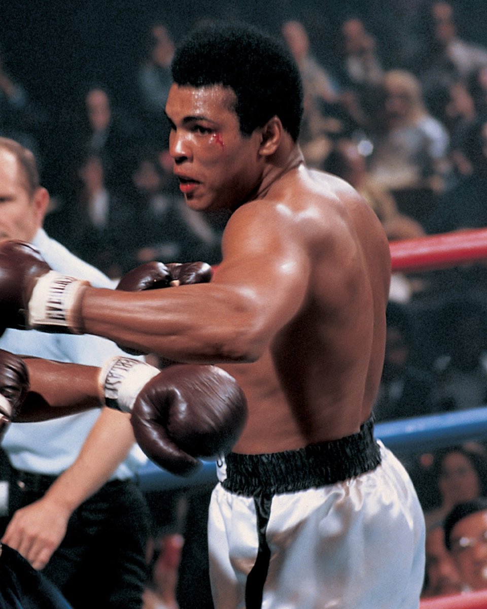 MuhammadAli's tweet image. Muhammad Ali in action vs Bob Foster during their fight in Stateline, Nevada. Ali is bleeding from a cut eye injury.

📸: @LeiferNeil 

#MuhammadAli #Icon #BobFoster #Nevada #BoxingHistory #NeilLeifer #TheGreatest