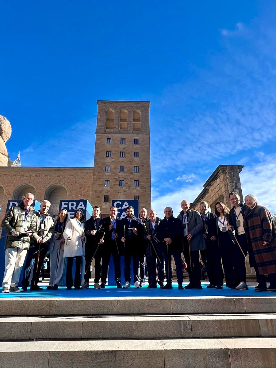 pratsdellucanes's tweet image. ✊ Sota el lema “Pilars de fortalesa. Reconeixement del món local a Montserrat”, prop de 500 alcaldes i alcaldesses han compartit un acte únic, amb l’ofrena d’una llàntia votiva a la Basílica de Montserrat, símbol dels valors del servei públic, la convivència i el compromís.

⬇️