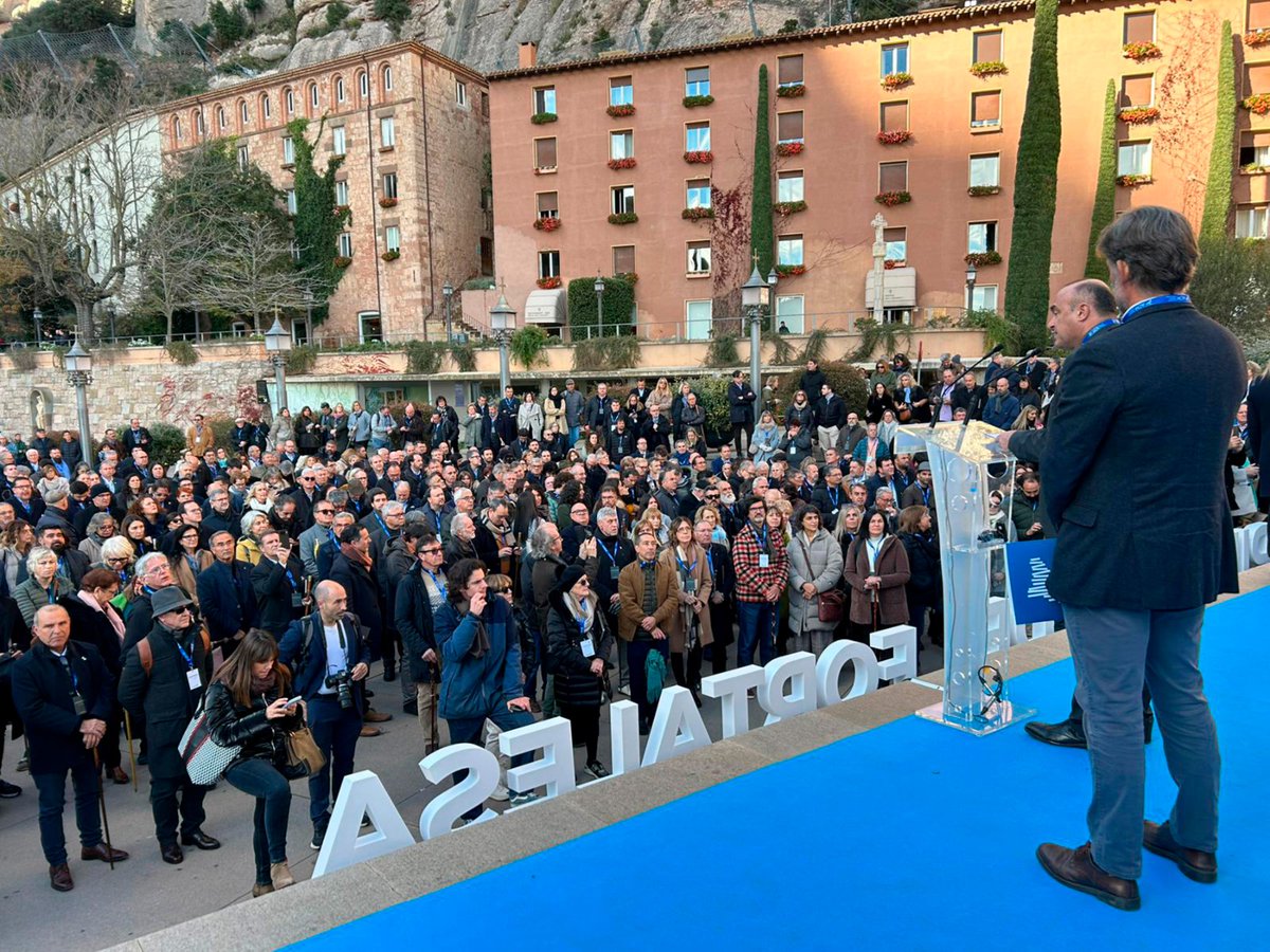 pratsdellucanes's tweet image. ✊ Sota el lema “Pilars de fortalesa. Reconeixement del món local a Montserrat”, prop de 500 alcaldes i alcaldesses han compartit un acte únic, amb l’ofrena d’una llàntia votiva a la Basílica de Montserrat, símbol dels valors del servei públic, la convivència i el compromís.

⬇️