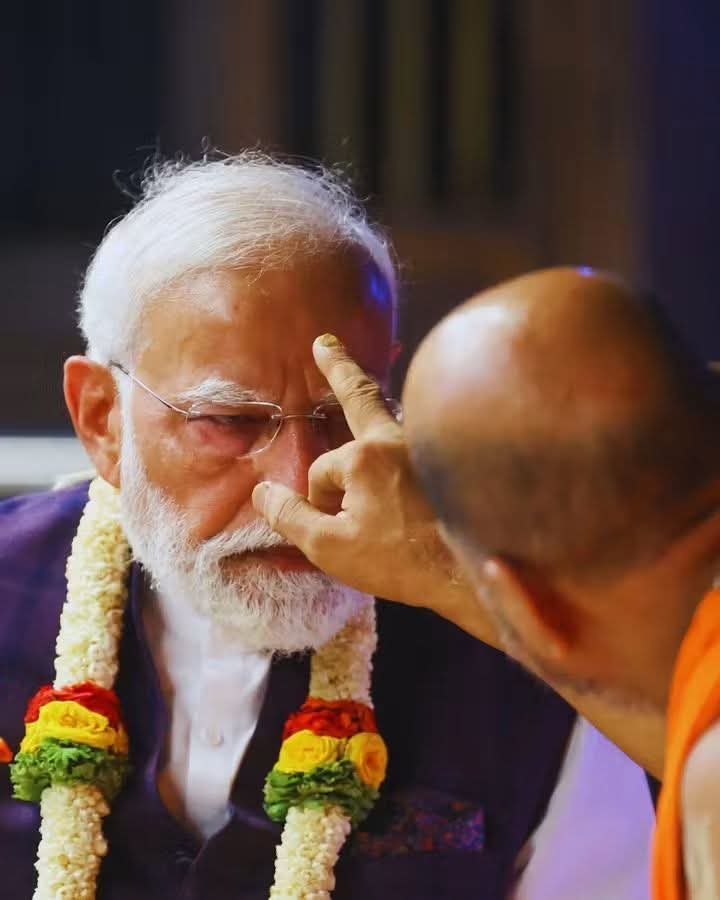 प्रधानमंत्री आज कृष्ण मठ उडूपी पहुंचे।उडूपी का कृष्ण मठ  संपूर्ण रूप से कृष्ण भगवान का सारा राजनैतिक और आध्यात्मिक ज्ञान समेटे हुआ है और वहां पर जब उन्हें टीका लग रहा था तो बीच की मध्यमा उंगली से। 

बड़ा ही सुंदर चित्र है ये।

जैसा कि आपको पता है की हाथ की पांचो उंगलियों से टीका