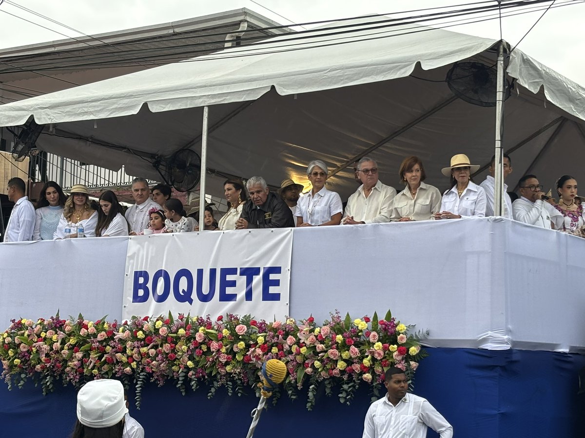 Desde la tarima principal en Boquete, la Administradora General, Zelmar Rodríguez Crespo, celebra junto al presidente José Raúl Mulino y demás autoridades nacionales el orgullo y la identidad que nos unen este 28 de noviembre. 🇵🇦

Un día para honrar nuestras tradiciones, a