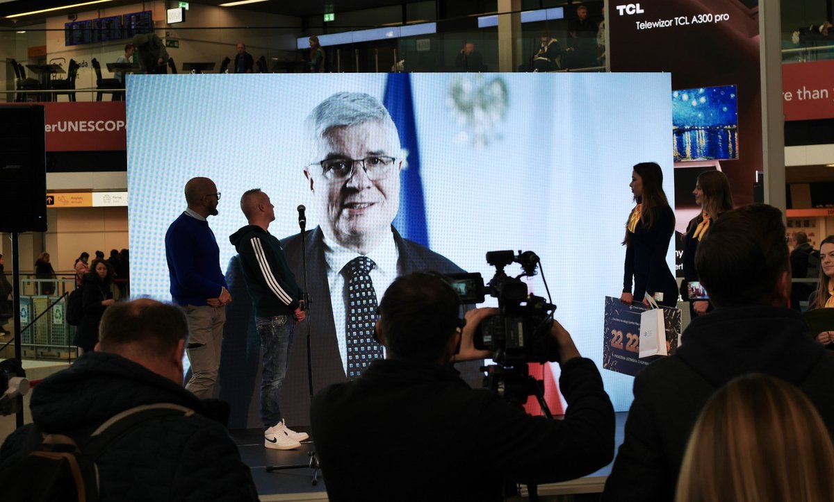 LasekMaciej's tweet photo. Gratuluję @ChopinAirport  przekroczenia granicy 22 222 222 obsłużonych pasażerów w 2025 roku! To pierwszy raz w historii portu, kiedy udało się osiągnąć wynik powyżej 22 milionów pasażerów rocznie – sukces, który jasno pokazuje, jak dynamicznie rozwija się polski rynek lotniczy. ✈️🇵🇱

Gratulacje kieruję do Zarządu Lotniska Chopina, wszystkich pracowników, służb lotniskowych, @ChopinAirport, @LOTPLAirlines  oraz @Porty_Lotnicze, dzięki którym możliwe są takie osiągnięcia. To efekt codziennej, wymagającej pracy tysięcy osób dbających o bezpieczeństwo, komfort i sprawną obsługę każdego pasażera.

Dzisiejszy jubileuszowy pasażer, który przyleciał z Lyonu na pokładzie LOT-u, symbolicznie otwiera kolejny etap rozwoju największego portu w Polsce.

To świetny znak na przyszłość i potwierdzenie, że inwestycje w nowoczesną, bezpieczną i sprawną infrastrukturę są absolutnie konieczne.
Raz jeszcze – serdeczne gratulacje dla całego zespołu! 👏✈️🇵🇱