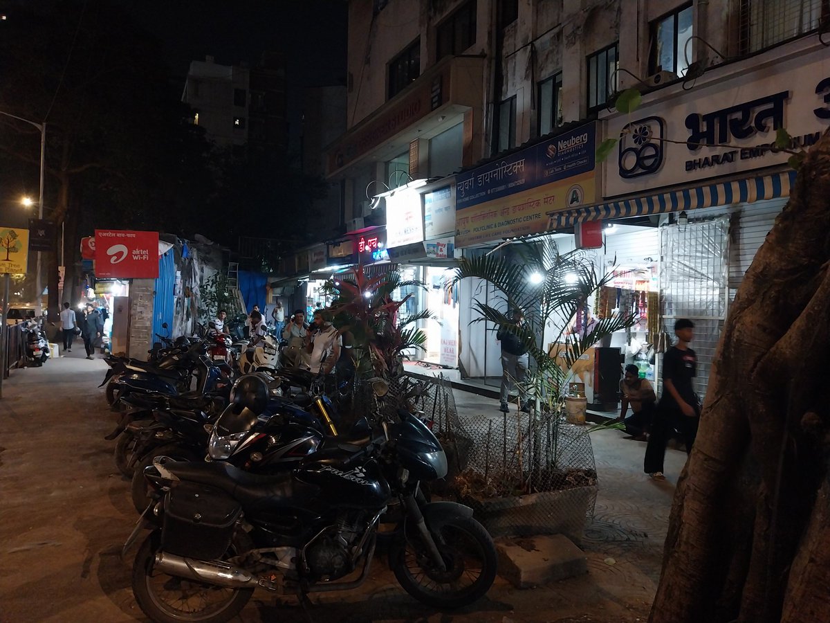 NShetty1980's tweet photo. @MTPHereToHelp @mybmc @Dev_Fadnavis @PMOIndia @mieknathshinde @zoru75 @TOIMumbai @mumbaimirror Mumbais footpaths already resemble pataal lok with parked bikes blocking pedestrain access.  Hoping for some action before I go to swarg lok. This is  saathrasta mahalaxmi https://t.co/JcW5vfCAoj