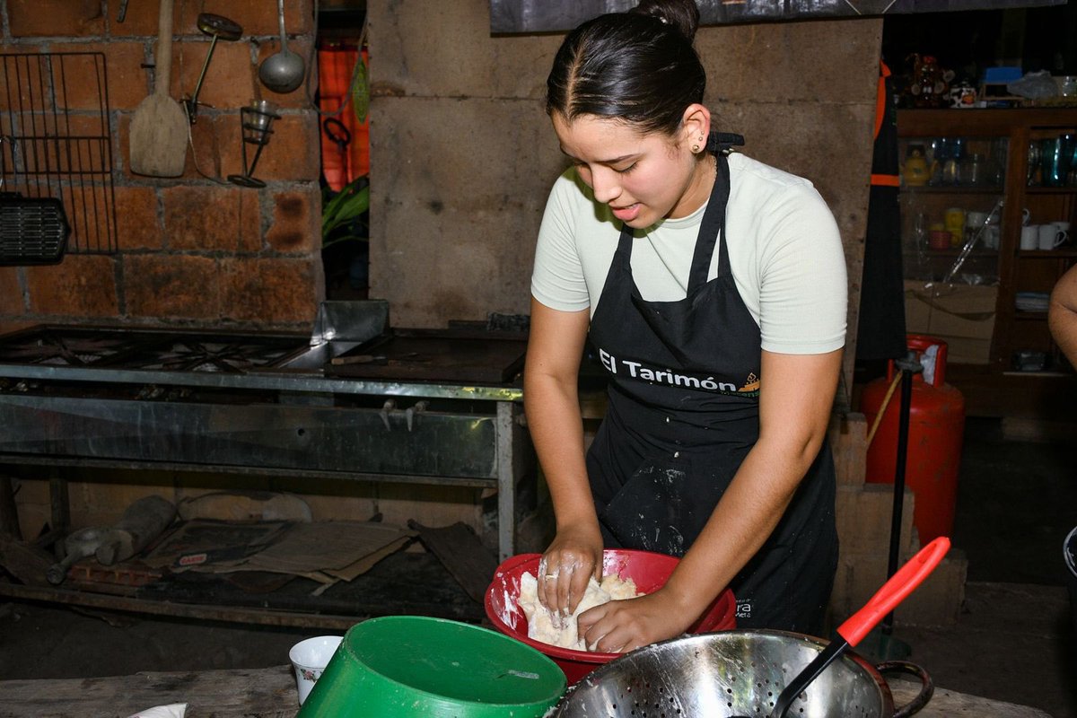 Entre risas, aprendizaje y mucho sabor, nuestro Taller de Cocina Tradicional fue un completo éxito.

La natilla de maíz y los buñuelos de yuca rellenos de cuajada, unieron a sus participantes en una jornada que celebró la tradición de Fuentedeoro, en el Estadero Donde Aleida. 🌽