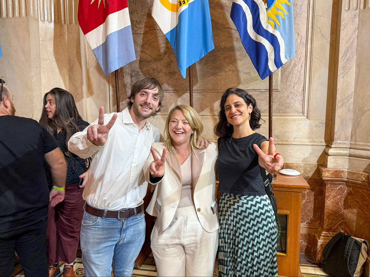 lucampora's tweet image. Juran los senadores y asumen estos dos militantes enormes. @marianorecalde por la Ciudad y @AnaMarksLC por Río Negro ✌🏽