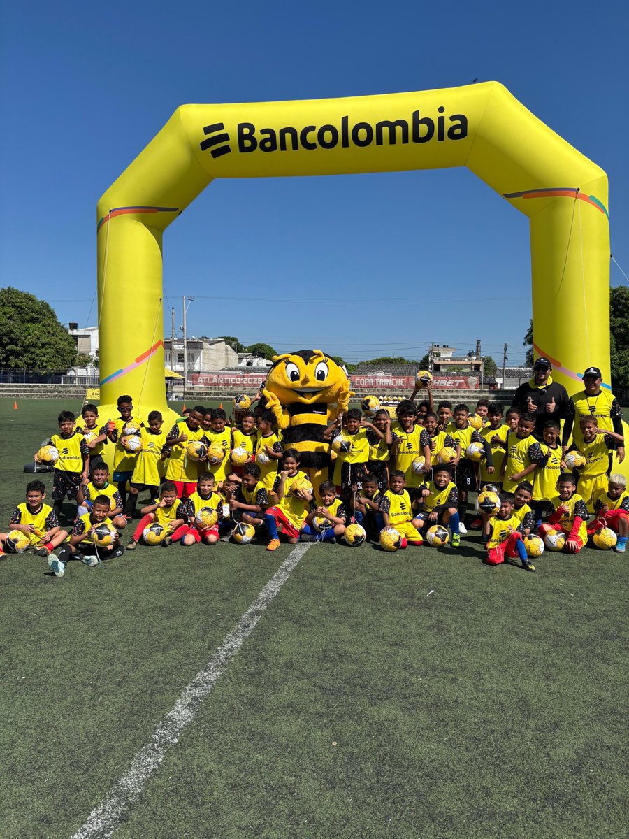 Bancolombia's tweet photo. La Abejita anda de tour por Colombia 🐝

Esta vez llegó hasta el Atlántico para saludar a los niños de Soledad.

Nos acompañó en una jornada de fútbol para fortalecer valores como

el trabajo en equipo, el respeto, la solidaridad, la disciplina y la inclusión💛⚽ https://t.co/cyoKax9YIr