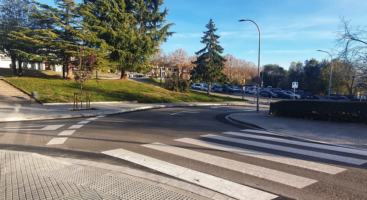 AjuntamentBerga's tweet photo. 📢 Avui divendres s'ha reobert al veïnat la plaça de la Font del Ros, un cop enllestides les obres de reforma i de millora de l'accessibilitat dels últims mesos. S'ha creat una plataforma única, s'han renovat paviments, la xarxa d'aigua i s'hi ha instal·lat nou mobiliari urbà. https://t.co/nZjOMQxEUZ