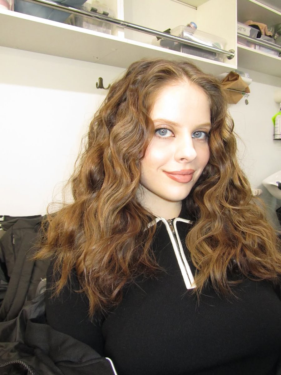 но пока к нам Бог не оглох, и ты со мной до сих пор —

есть минимум две из трёх точек моих опор, а значит я устою.