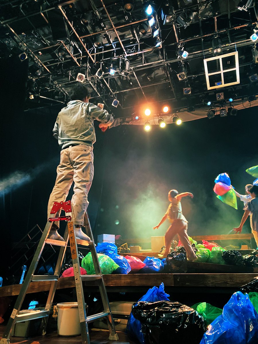 初日無事あけました
#万博設計16 #沈む躍れひとり
明日明後日と、日曜まで、
伊丹アイホールにて、
皆様のご来場お待ちしております！

好きなシーンあげていいって言われたからあげちゃうもんね、へへ