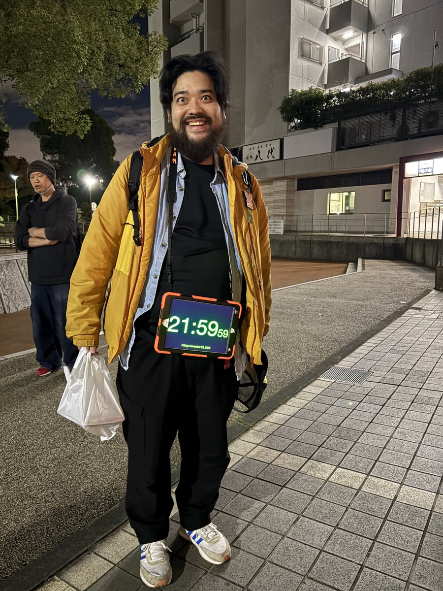 #万博設計16 「沈む。躍れ、ひとり」
なんとか無事に初日を終えました。
ご来場誠に有難うございました！
元遊気舎同士、美術のサカイくんと写真を撮ってもらいました。元気にしてます、私達。楽屋も和気藹々ですが舞台上はサバイバル😁

予約: ticket.corich.jp/apply/396393/0…
詳細: expos16odore.wordpress.com