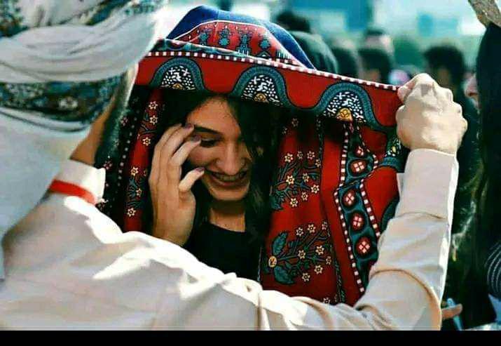 اغليڪ واغار من النجوم الي حواليڪ
  شوف نور القمر يلمع من لمعة خدودڪ

بمسمڪ يذوب الكلام من حلا شفاتيڪ
  اعشق ضلام اليل في حضرة وجـودڪ
_الأصـيـل𓆪᭄