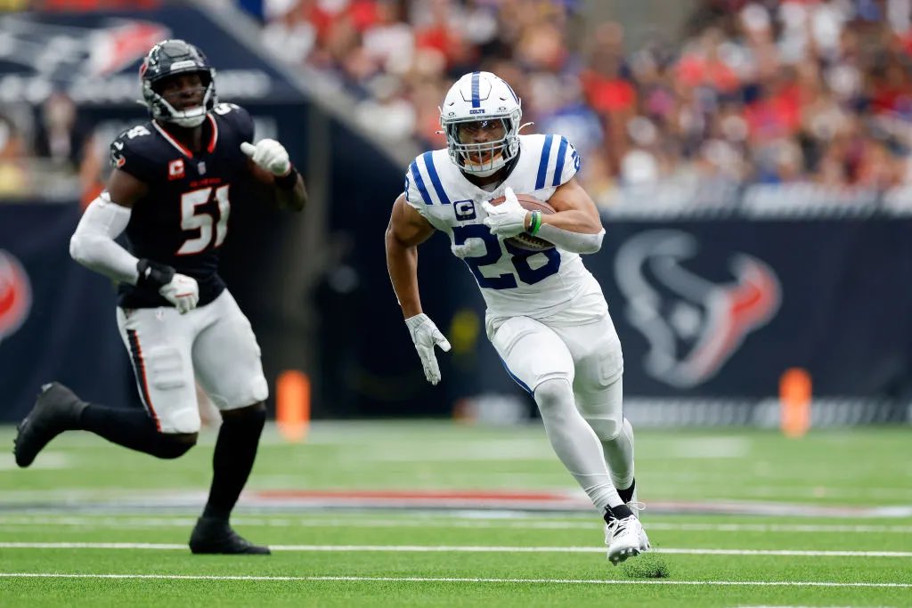 SleeperColts's tweet image. Colts vs Texans — Recent Head-to-Head

📊 All-Time Series: IND leads 33-13-1

🔵 10/27/24 — IND 20, HOU 23
🔵 9/08/24 — HOU 29, IND 27
🔵 01/06/24 — HOU 23, IND 19
🔵 09/17/23— IND 31, HOU 20
🔵 01/08/23— HOU 32, IND 31

Total Points: Colts 1,222 | Texans 917