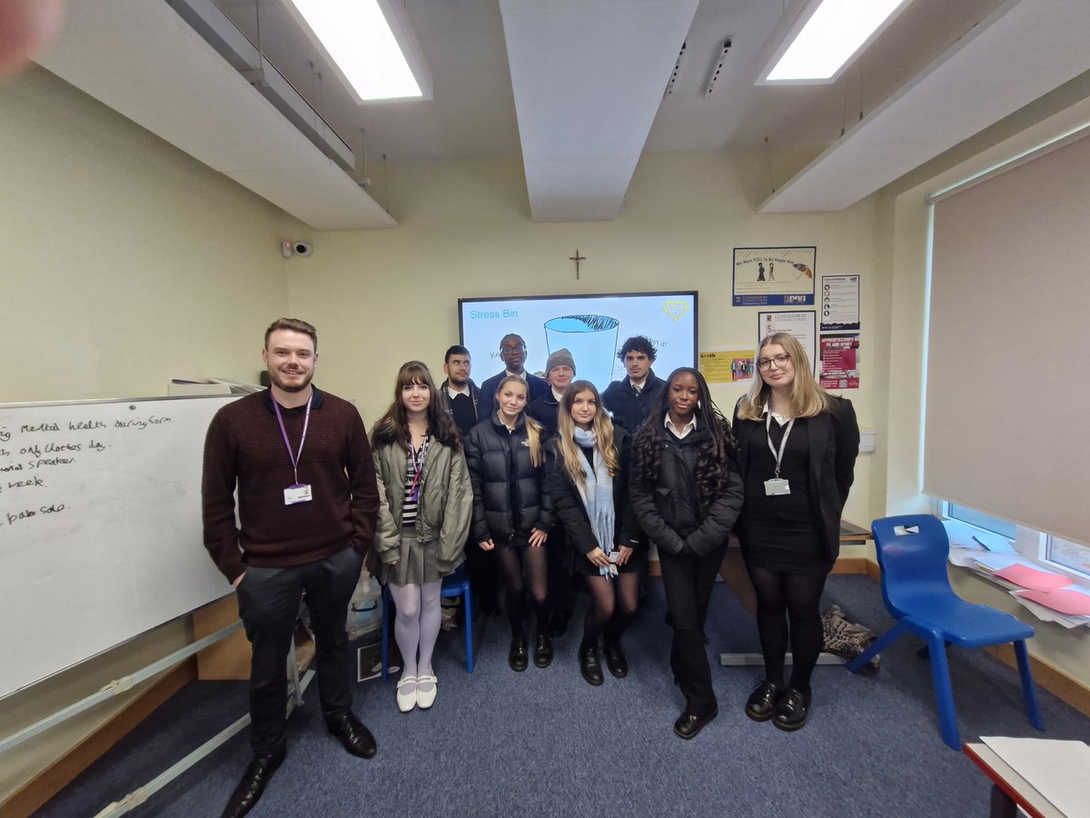GunnersburySch's tweet image. Our new Solidarity Wellbeing Mental Health Y12 students completing their training this week
