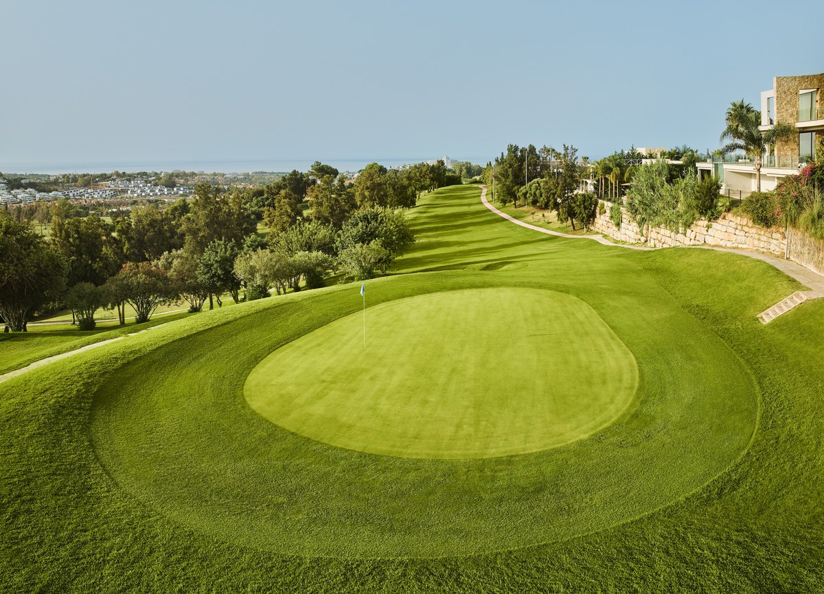 AtalayaGolf's tweet image. Explore new horizons with Atalaya’s New Course, designed by Paul Krings. 
Elevated terrain, precision play, and breathtaking vistas over the hills to Gibraltar — every hole demands strategic thinking.🏞️

#AtalayaNewCourse #PrecisionGolf #StrategicPlay #VistasGibraltar