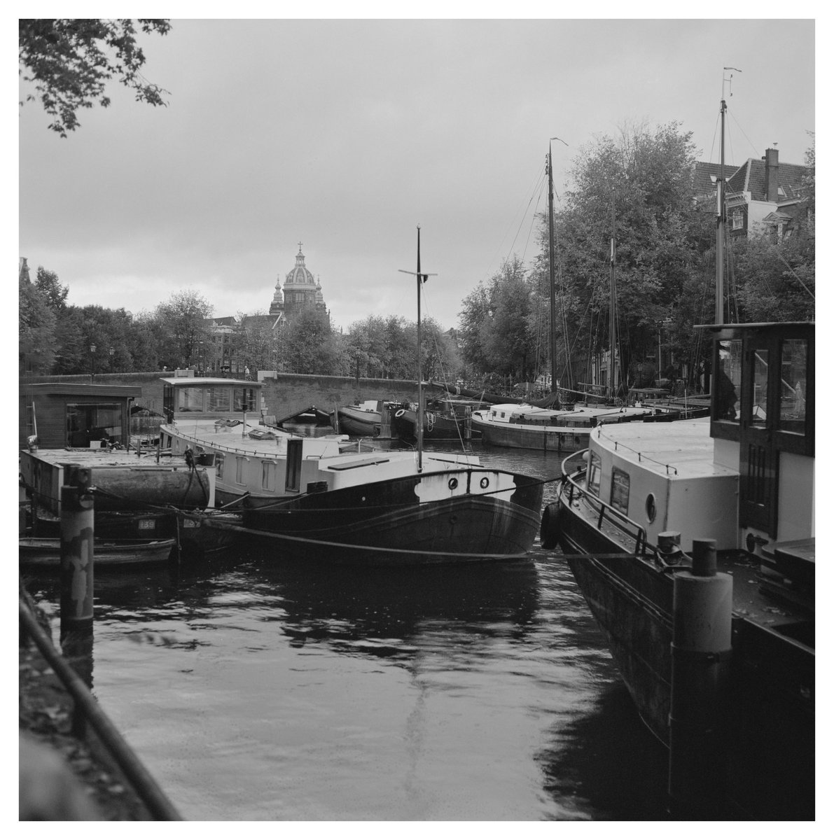📍 Amsterdam, Netherlands
📷 Hasselblad 500c/m
🎞 Ilford xp2 400
🧪 CineStill CS41

instagram.com/p/DRmzvrAkaWK/…