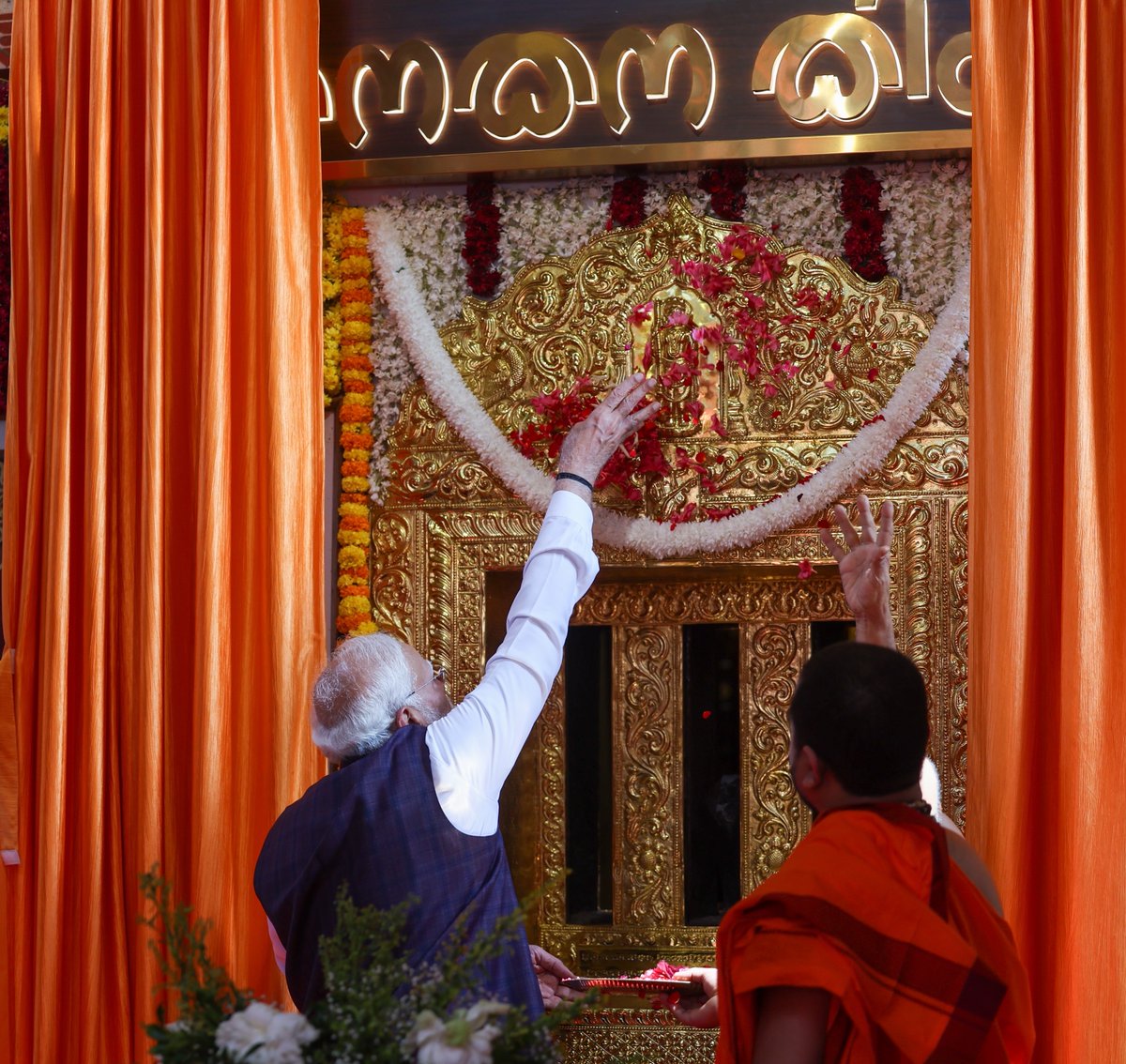 narendramodi's tweet image. ಉಡುಪಿಯ ಶ್ರೀ ಕೃಷ್ಣ ಮಠಕ್ಕೆ ಇಂದಿನ ಭೇಟಿ ಅತ್ಯಂತ ವಿಶೇಷವಾಗಿತ್ತು. ಗೀತಾ ಪಠಣವು ಅವಿಸ್ಮರಣೀಯ ಅನುಭವವಾಗಿತ್ತು. ಸುವರ್ಣ ತೀರ್ಥ ಮಂಟಪವನ್ನು ಉದ್ಘಾಟಿಸಿ, ಕನಕನ ಕಿಂಡಿಗೆ ಕನಕ ಕವಚವನ್ನು ಸಮರ್ಪಿಸಲಾಯಿತು. ಕನಕನ ಕಿಂಡಿಯಿಂದ ಶ್ರೀ ಕೃಷ್ಣ ಪರಮಾತ್ಮನಿಗೆ ಪ್ರಾರ್ಥನೆ ಸಲ್ಲಿಸಲಾಯಿತು. ಶ್ರೀ ಕನಕದಾಸರಿಗೆ ನಮನ ಸಲ್ಲಿಸುವುದು ಕೂಡ ಒಂದು…