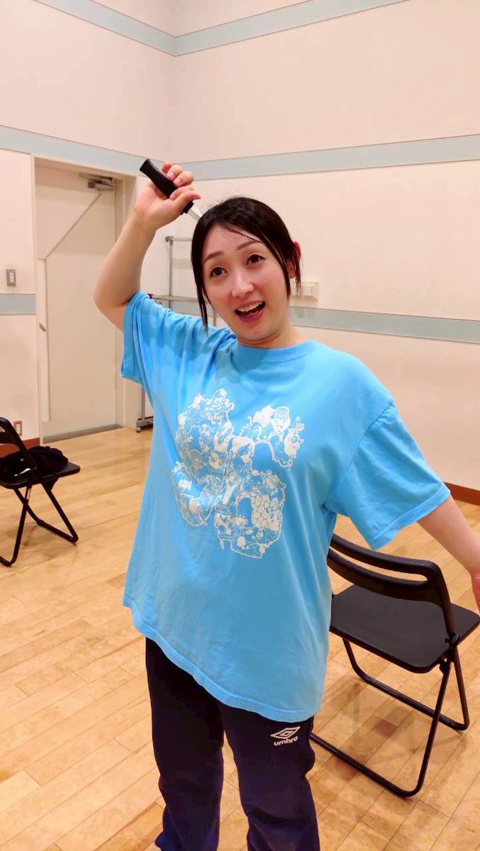 gekidanmumei's tweet photo. 角野優子さん
一番のムードメーカー。トレードマークは全身を使った元気な挨拶。天井の高い稽古場だと「ぎゃーっはっは！！！」という高笑いが反響します。とはいえ実は繊細で聞き上手。そして引けを取らない努力家。ゆえに所属劇団のみならず老舗の先輩劇団らにも頼られる存在。→ https://t.co/6esFfZCQov
