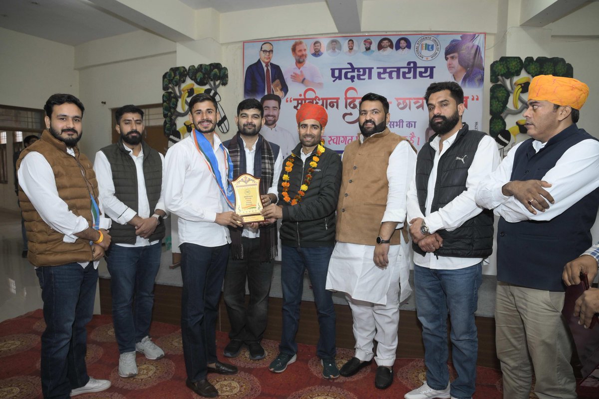 vishaljakhar4u's tweet image. आज NSUI अजमेर शहर द्वारा अजमेर विश्वविद्यालय (MDSU) में आयोजित संविधान संगोष्ठी में सक्रिय रूप से सहभागिता की।

NSUI राजस्थान प्रदेशाध्यक्ष श्री विनोद जाखड़ जी एवं प्रदेश उपाध्यक्ष व अजमेर संभाग प्रभारी श्री महेश चौधरी जी के मार्गदर्शन का अवसर मिला।
@NSUIRajasthan