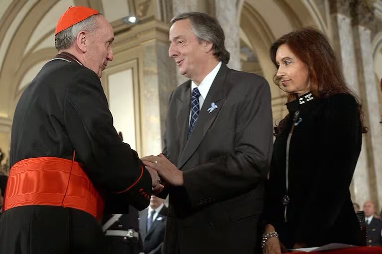 atlanticsurff's tweet photo. El modelo funcionó así: Néstor robaba, Lázaro lavaba, Fariña valijeaba, Cristina sanateaba el relato mientras se quedaba con todo el dinero de la Obra Pública, Oyarbide sobreseía, Bergoglio bendecía y los cumpas aplaudían. Memoria.👊💣 https://t.co/Md54NkXTLc