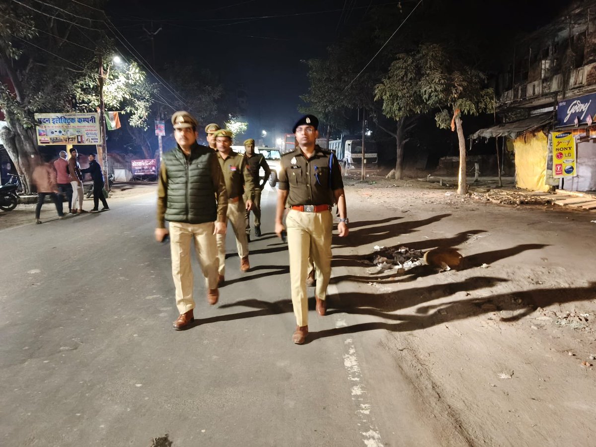 fatehpurpolice's tweet image. #Spfhr के निर्देशन में जनपद में शान्ति एवं कानून व्यवस्था को सुदृढ़ बनाये रखने हेतु #CO जाफरगंज द्वारा मय पुलिस बल के थाना बिंदकी  क्षेत्रान्तर्गत भीड़-भाड़ वाले स्थानों में पैदल गस्त कर आम जनमानस को सुरक्षा का भरोसा दिलाया गया।                 
#UPPolice