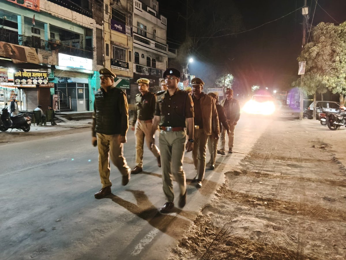 fatehpurpolice's tweet image. #Spfhr के निर्देशन में जनपद में शान्ति एवं कानून व्यवस्था को सुदृढ़ बनाये रखने हेतु #CO जाफरगंज द्वारा मय पुलिस बल के थाना बिंदकी  क्षेत्रान्तर्गत भीड़-भाड़ वाले स्थानों में पैदल गस्त कर आम जनमानस को सुरक्षा का भरोसा दिलाया गया।                 
#UPPolice