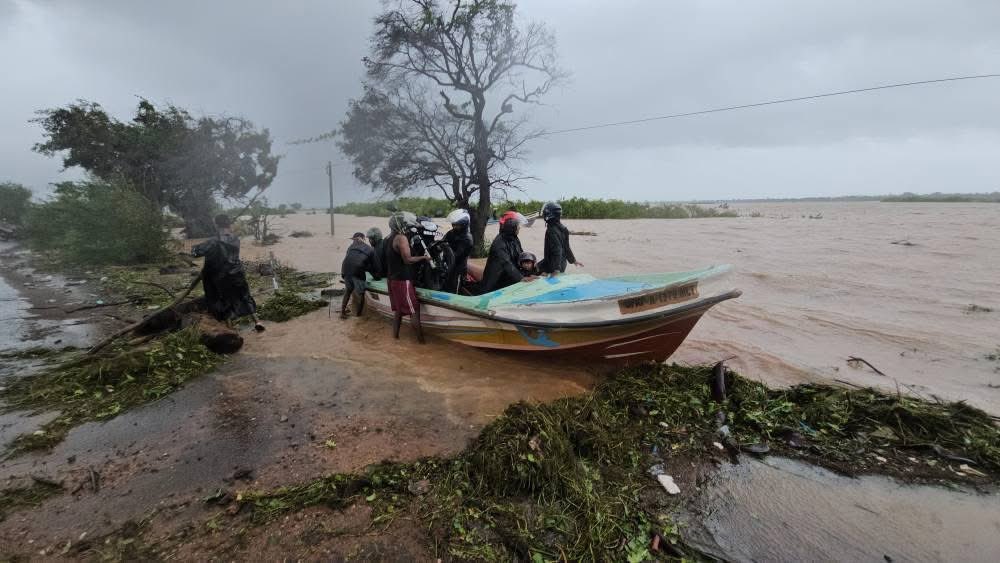 kumanan93's tweet photo. 🚨Since midnight yesterday, the entire Mullaitivu District has been without electricity, and telecommunication towers have also failed. With continuous heavy flooding, people are facing severe difficulties and are unable to contact anyone for assistance.

For more than 15 hours, both power and telecommunication services have been completely down, and as a result, no official information has been released about the full extent of the damage or losses.

The Vattuvagal bridge is fully submerged, cutting off transport along the A35 road. The route from Puthukkudiyiruppu to Mullaitivu via Kepapulavu is also completely blocked.

Residents are struggling without access to essential needs or emergency assistance. This information was received through journalist Sumanthan Selvaraja’s Starlink satellite connection from Mullaitivu.

#Mullaitivu #CycloneDitwah