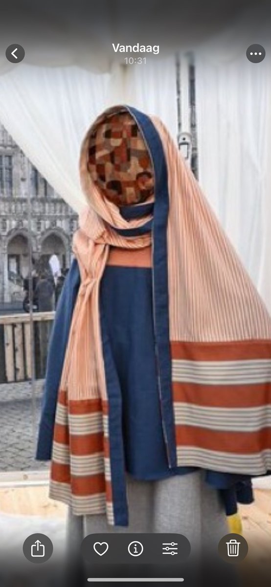 In de Islam worden gezichten van profeten niet afgebeeld. Dit is de kerststal in de hoofdstad van Europa. Wie heeft ooit beslist een rangorde aan te brengen in religies in het voordeel vd minst tolerante? Als vrijzinnige maak ik me grote zorgen over onze