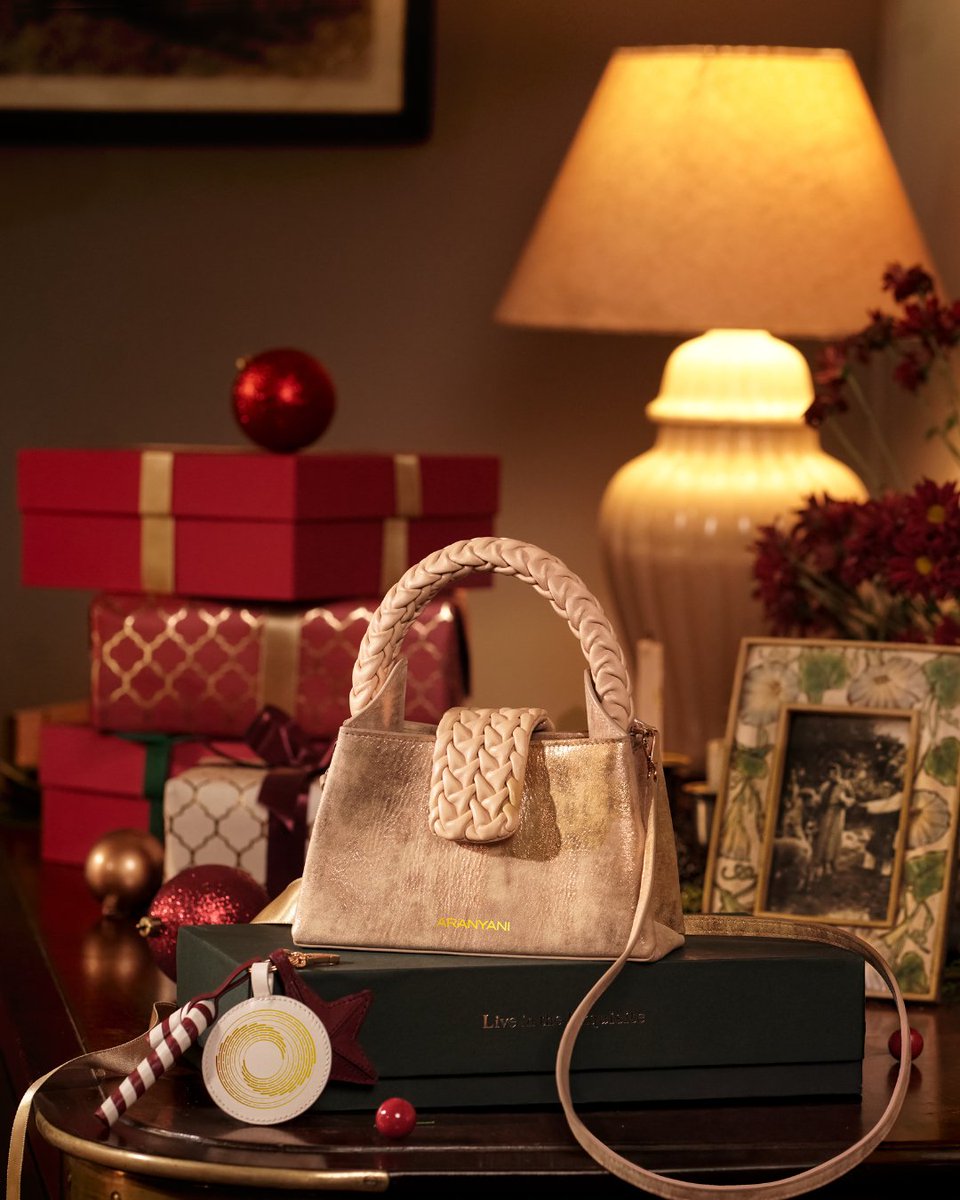 AranyaniRetail's tweet image. The Gift Of Hope

The dusty-gold Mira adds a quiet touch of luxury to your holiday ensemble, with soft braided detailing that bring in a sense of refinement.

#luxurywithpurpose #christmascollection #limitededition #goldleather #moderncraftsmanship