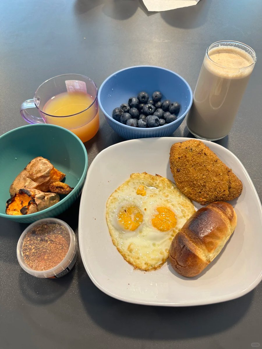 Start your day right with this delicious breakfast! 🥐✨ A nutritious breakfast is the perfect way to kickstart your day. From crispy bread and fragrant fried eggs to fresh blueberries and juice, every bite reflects your love for the good life. ☀️🍊