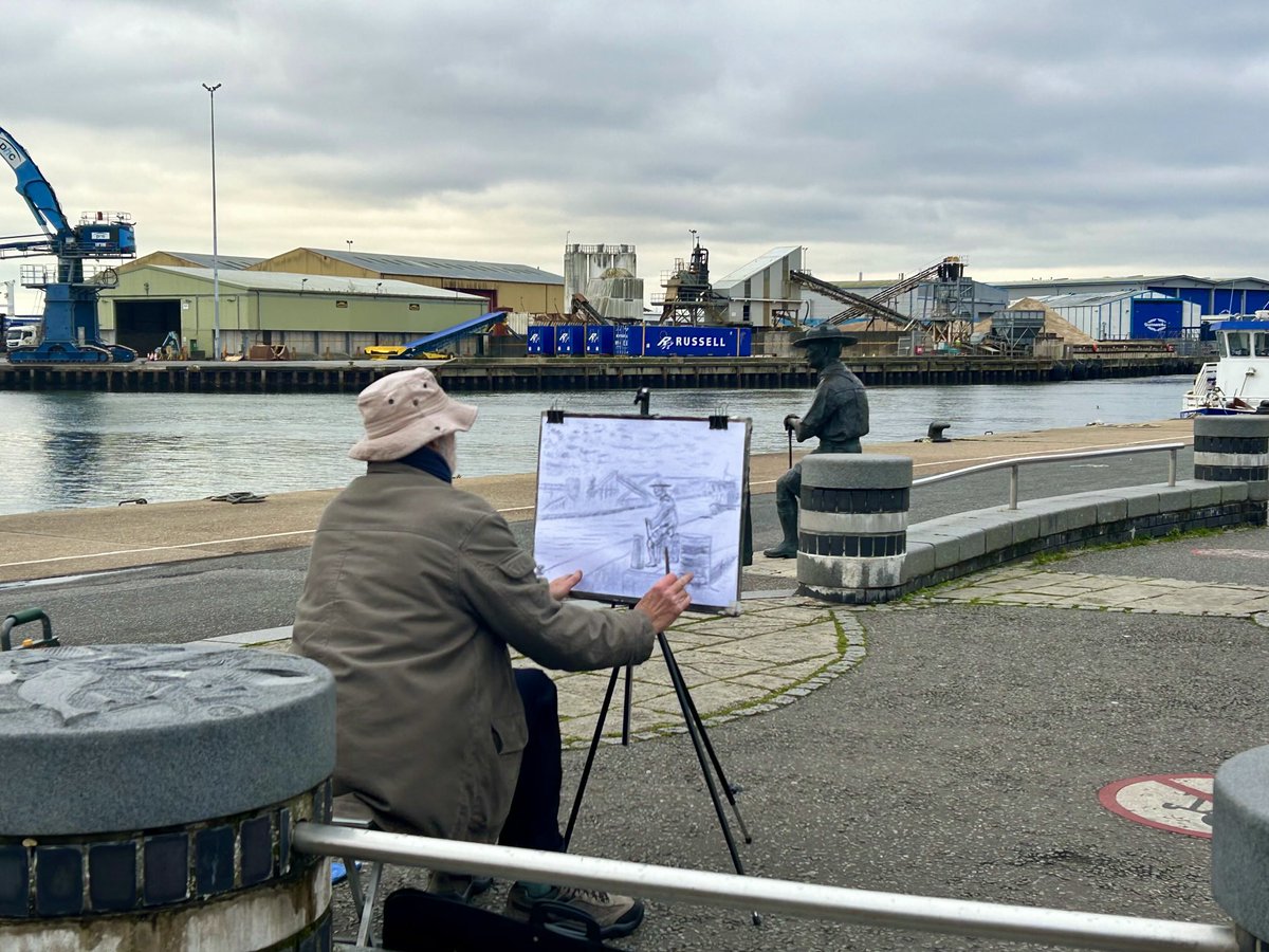 vanessa_c_clark's tweet image. #AlphabetChallenge #WeekVforVowel Artist on Poole Quay