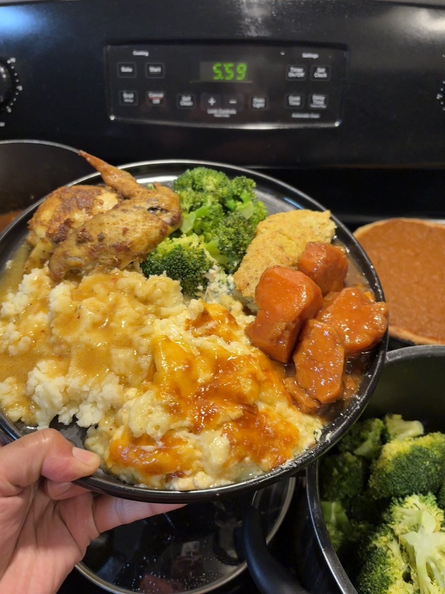 briaananax's tweet image. late post but happy thanksgiving hope everyone had good meals &amp;amp; a good day ! 
for our meal we had chicken, mashed potatoes &amp;amp; gravy, dressing, macaroni, candied yams &amp;amp; broccoli 

for dessert sweet potato pie, strawberry banana-less cheesecake &amp;amp; pudding🫶🏽