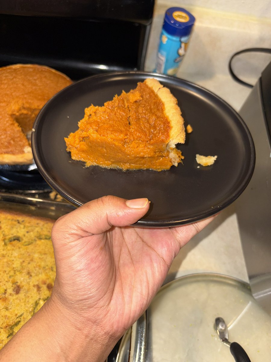 briaananax's tweet image. late post but happy thanksgiving hope everyone had good meals &amp;amp; a good day ! 
for our meal we had chicken, mashed potatoes &amp;amp; gravy, dressing, macaroni, candied yams &amp;amp; broccoli 

for dessert sweet potato pie, strawberry banana-less cheesecake &amp;amp; pudding🫶🏽