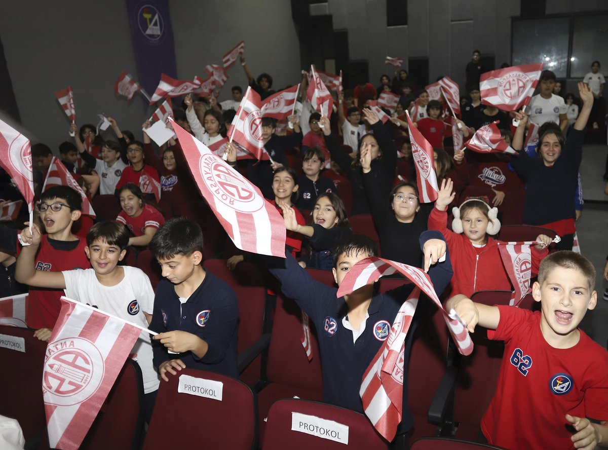 Antalyaspor's tweet photo. 🦂🔴⚪ Antalyaspor Okullarda Başkanını Seçiyor: İlk Durağımız Özel Antalya Yükseliş Koleji

Başkanımız Rıza Perçin, yöneticilerimiz, Teknik Direktörümüz Erol Bulut ile futbolcularımız Bünyamin Balcı, Hüseyin Türkmen, Nikola Storm ve Bachir Gueye, Özel Antalya Yükseliş Koleji’ni ziyaret ederek öğrencilerle bir araya geldi. “Antalyaspor Okul Başkanı” projesinin ilk adımlarının atıldığı ziyaret sıcak ve samimi bir ortamda gerçekleştirildi.

Başkanımız Rıza Perçin, Yükseliş Koleji Antalyaspor Okul Başkanı'nı seçerek mazbatasını teslim etti. Başkanımız, okul başkanı seçilen gençlerimizin büyük bir sorumluluk taşıdığını belirterek, onlardan kırmızı-beyaz ruhunu tüm okulda yaşatmalarını istedi. Başkanımız ayrıca, öğrenciler ve velileri için Corendon Airlines Park’ta yer alan bir tribünümüzde alan oluşturulacağını, kulübümüzün yeni nesil Antalyasporlulara yönelik projelerinin devam edeceğini söyledi. 

Ziyaretin söyleşi kısmında ise öğrenciler, konuklarıyla keyifli bir söyleşi gerçekleştirdi. Teknik Direktörümüz Erol Bulut ve futbolcularımız, profesyonel sporculuk, disiplin, takım ruhu ve altyapıdan A takıma uzanan kariyer süreçleri hakkında deneyimlerini paylaşarak gençlere ilham verdi.

Program; Başkanımız Rıza Perçin, yöneticilerimiz, Teknik Direktörümüz Erol Bulut ve futbolcularımızın öğrencilerle pasta kesimi ve hatıra fotoğrafı çektirmesiyle son buldu.

#HesapcomAntalyaspor
#SevdamızAntalyaspor