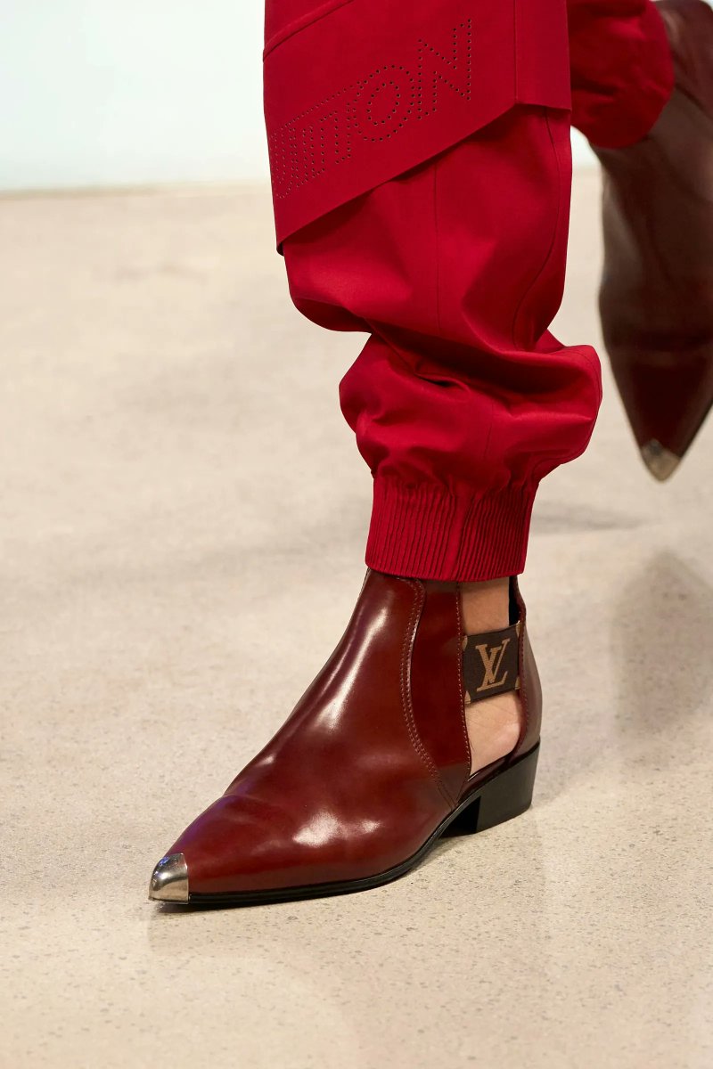 RevistaEliteqr's tweet photo. Los botines reinan este Otoño-Invierno 2025👢✨
Versátiles y poderosos, regresan para conquistar pasarelas y looks urbanos por igual. ¿Ya tienes tu par favorito?

#Moda2025 #TendenciasOI25 #FashionIcons #LuxuryLifestyle 

https://t.co/uU9Q0QpjRo https://t.co/7hAiXxwbtB
