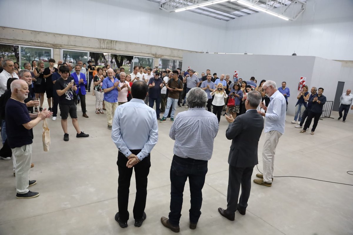 waltercorreaok's tweet photo. La PyME es pilar del desarrollo y fuente genuina de empleo de la PBA. Ayer asistí al Encuentro PyME de fin de año en San Martín, junto al intendente Fernando Moreira, el presidente de la Cámara Empresaria Sanmartinense, Juan Ciolli, y representantes gremiales y empresarios. https://t.co/9bTyjH02QZ