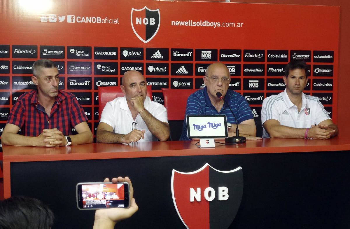 Me está funcionando medio mal la memoria, necesito una ayuda: el que está al lado del pelado chocho llop NO ES EL CANDIDATO A PRESIDENTE POR NEWELS ( CRISTIAN DAMICO, EL QUE REGALÓ A LISANDRO MARTINEZ ENTRE TANTOS OTROS COMO ANIBAL MORENO ). El que tiene camisa a cuadros digo...