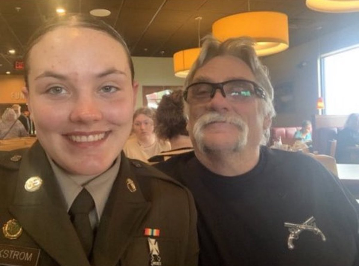 TheWest_Report's tweet image. 🚨 BREAKING: President Trump personally spoke with fallen National Guardsman Sarah Beckstrom’s family tonight, per White House

I’m sure this meant a hell of a lot to them right now ❤️🇺🇸

Their daughter was an American HERO.